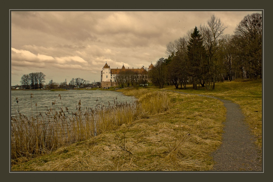Mir Castle im Frühjahr