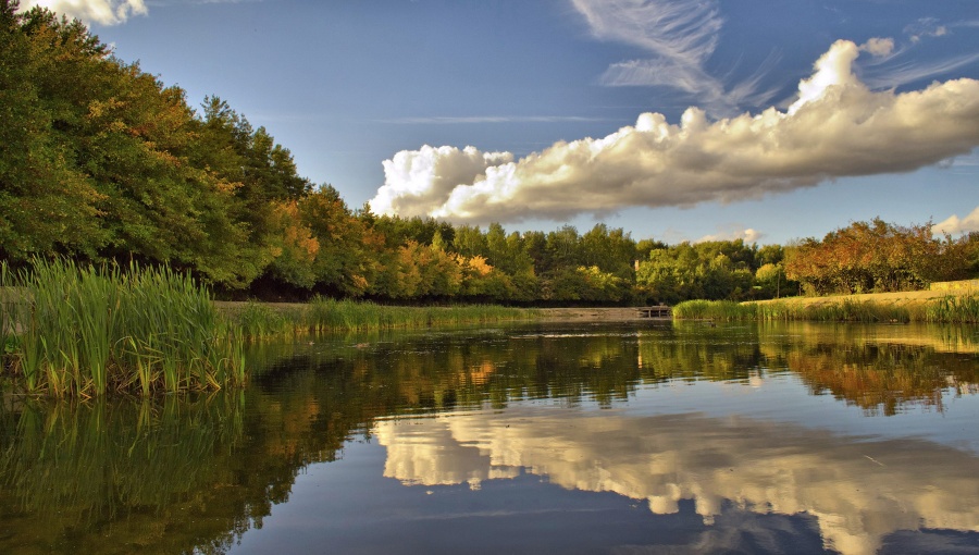 float auf Wolken des Herbstes ...