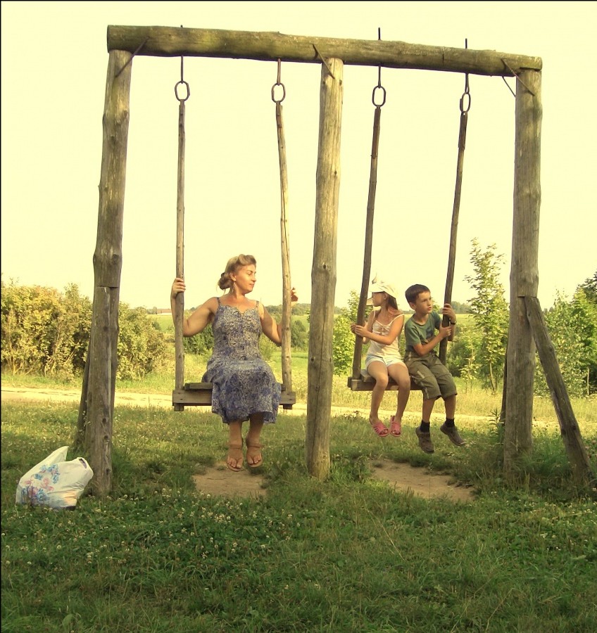 Sommer, Schaukel, Kinder und Frau