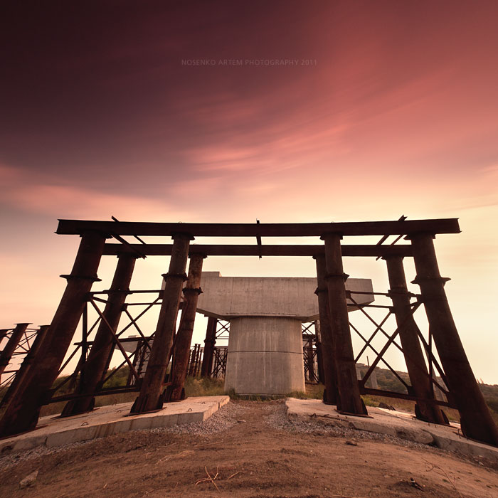 Bau der Brücke in Kiew so lange, dass die Brücke hat sich hochgezogen