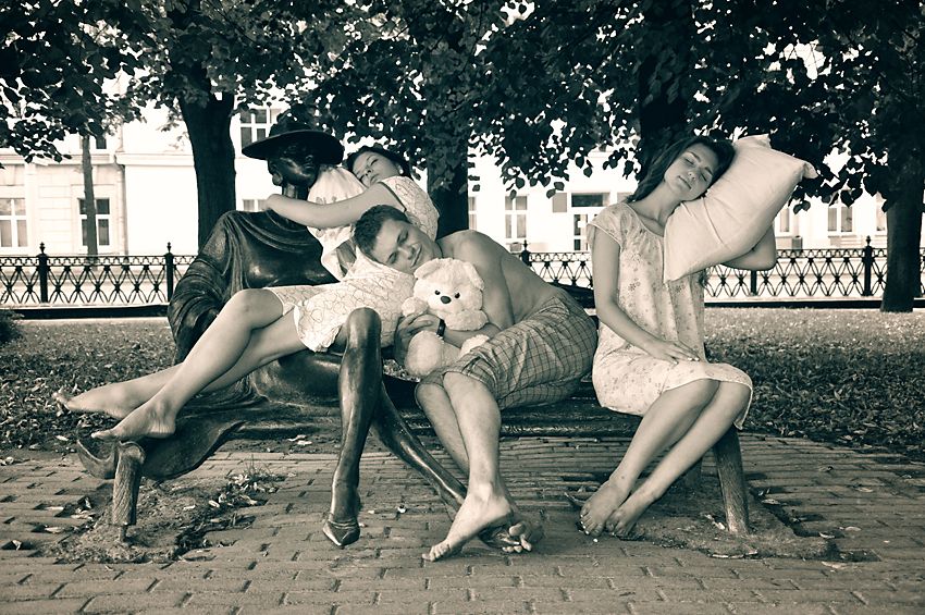 einer Reihe von verschlafenen Menschen