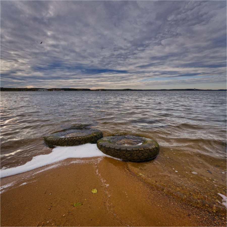 Über die Räder, eine Möwe und Schiff