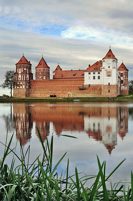 Mir Castle in dem Fall.