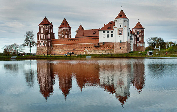 Mir Castle in Herbst 2