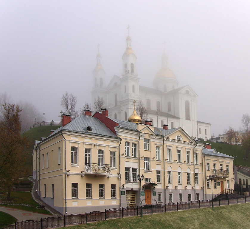 Himmelfahrts-Kathedrale im Nebel