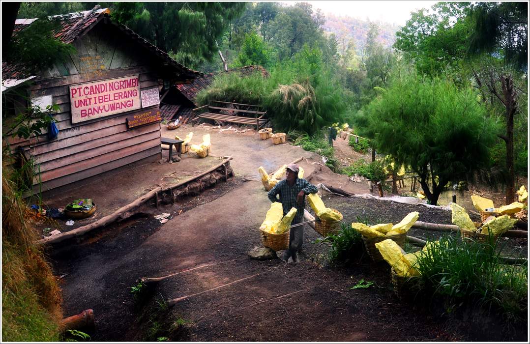 "Slaves von Schwefel" (v. Idzhen).