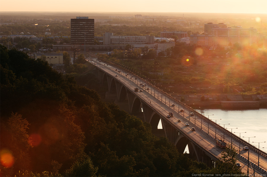 Nischni Nowgorod. Blick auf den Ort. Komsomol, Fliegen, Molitovsky Brücke