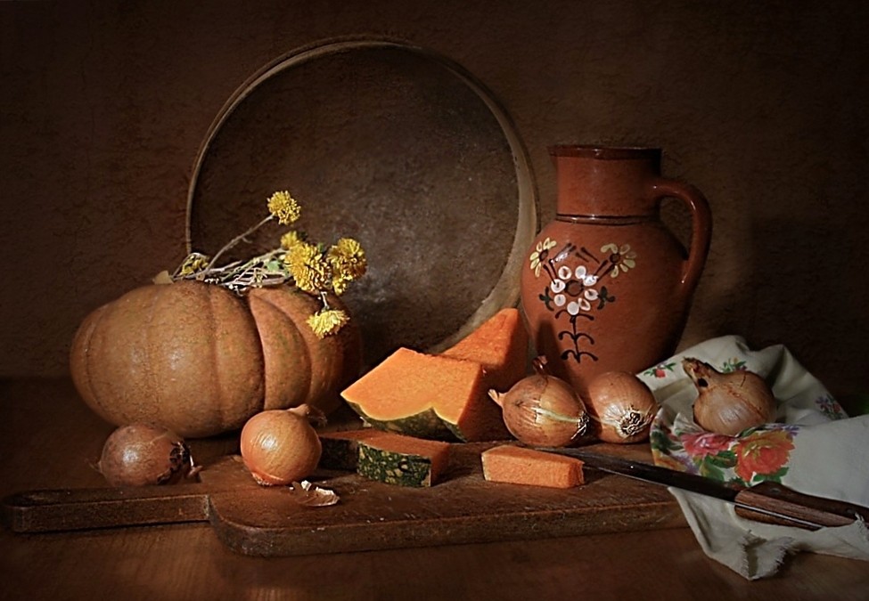 Mit dem Kürbis und Zwiebel
