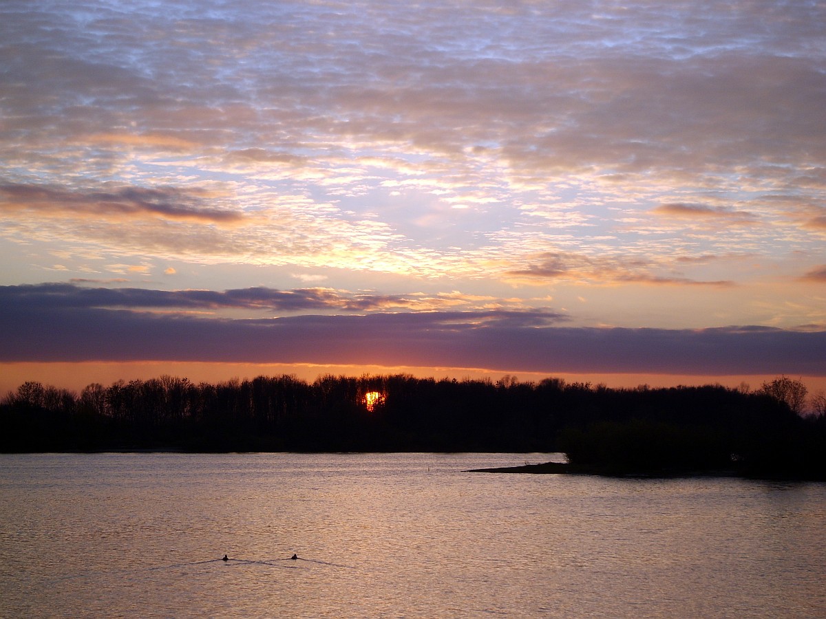 Die Sonne spielt Verstecken spielen