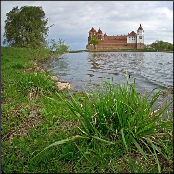 Landschaft mit dem Schloss Mir