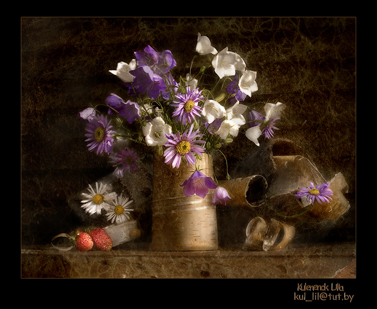 Glocken mit den ersten Erdbeeren.