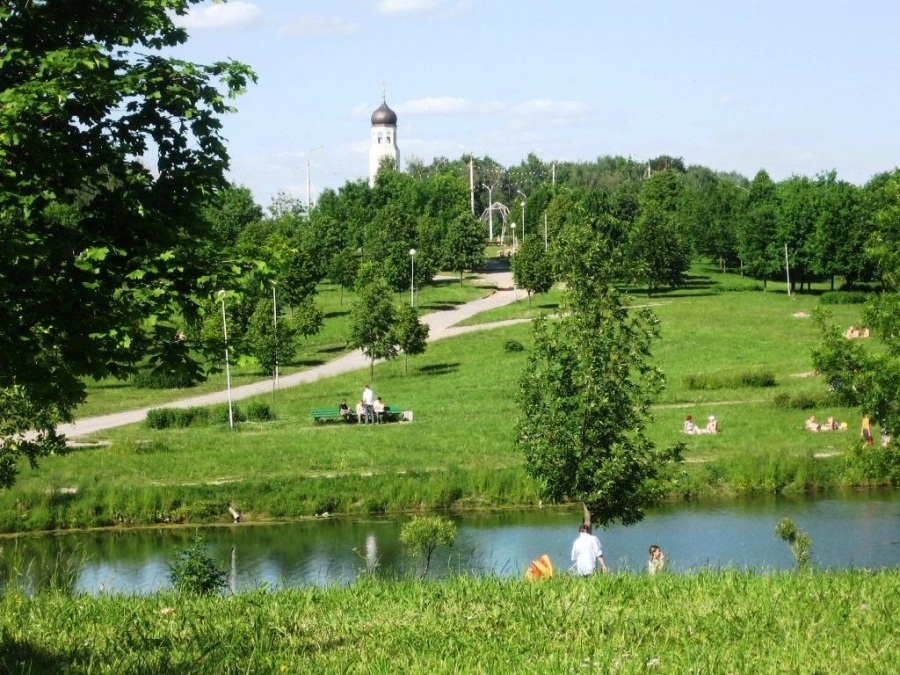 Minsk, umgeben von Grün:)