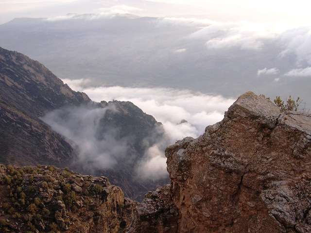 Stehen auf dem Boden und Wolken unter