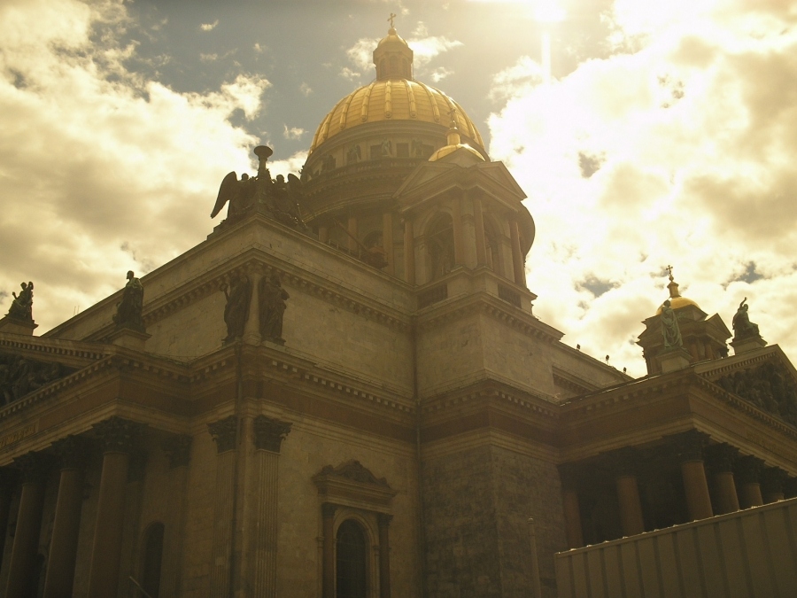 Unter dem blauen Himmel ist eine goldene Stadt
