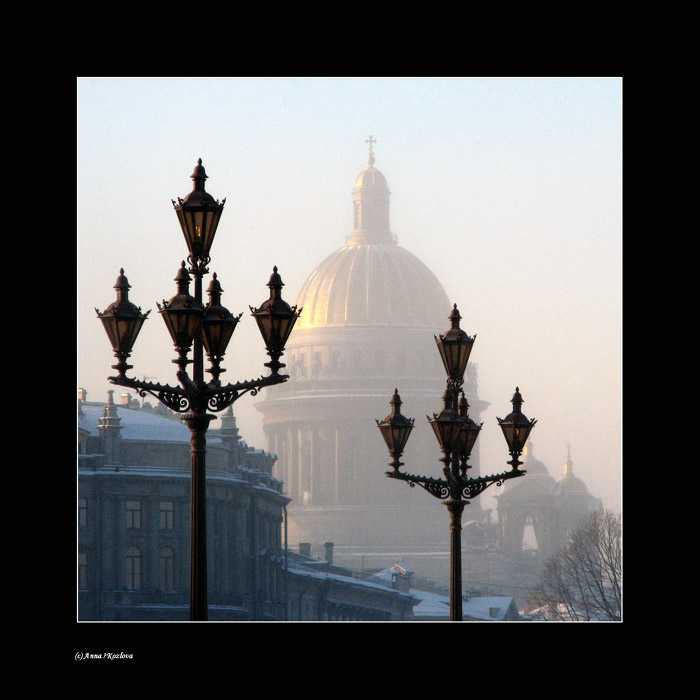 Unter dem blauen Himmel ist eine goldene Stadt ...