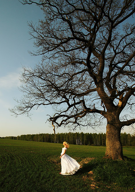 über ein Mädchen in einem weißen