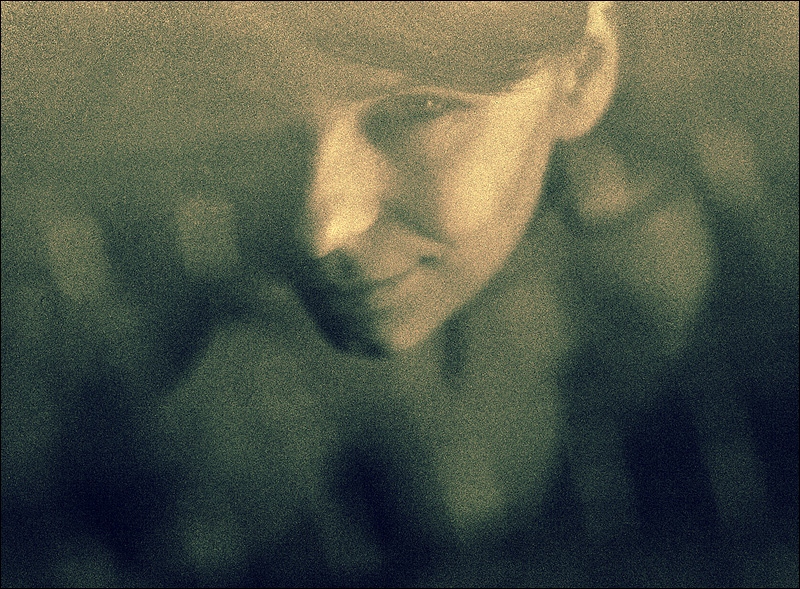 Spritzer von Sonnenlicht in ein Glas grünen Tee