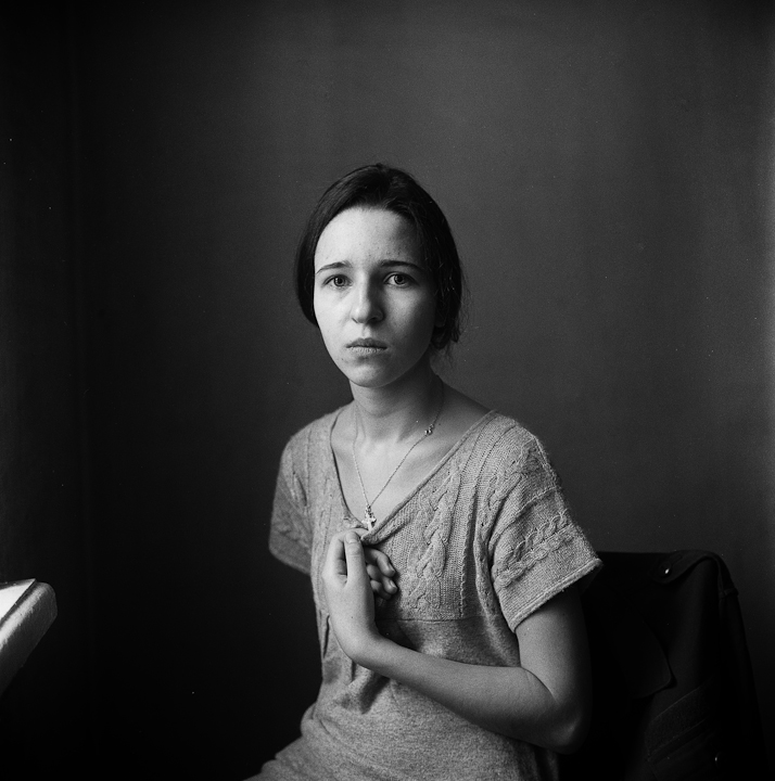 Alenka (Hochformat mit einer Hand)