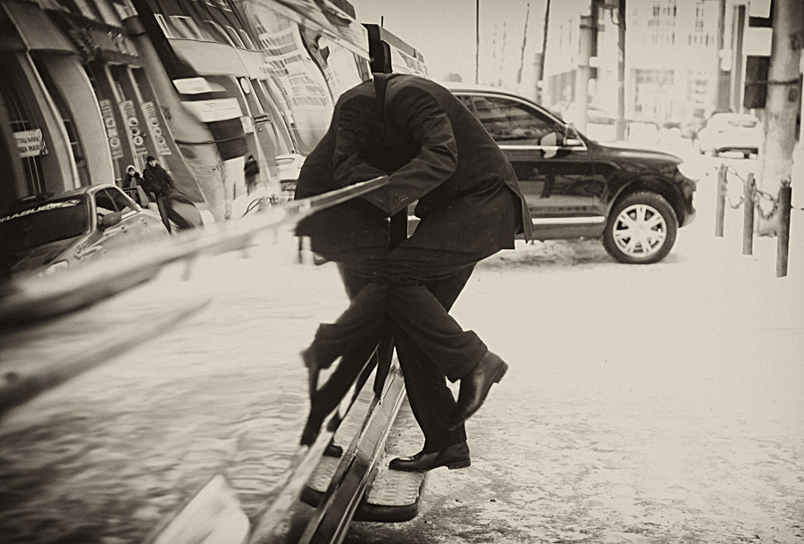 Attention! Limousine - a cannibal!