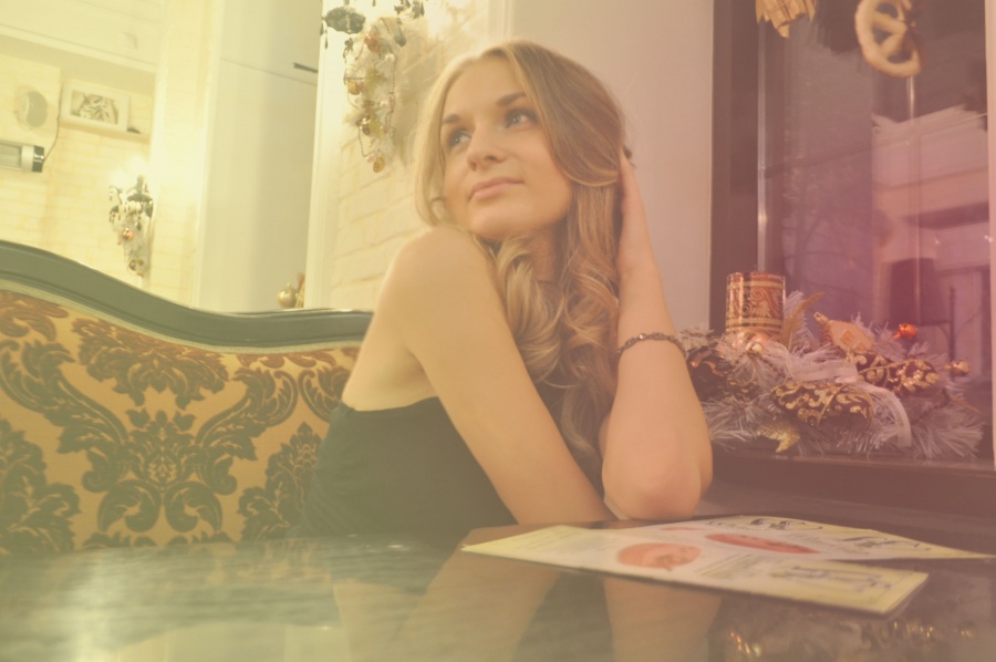 Das Mädchen im Café