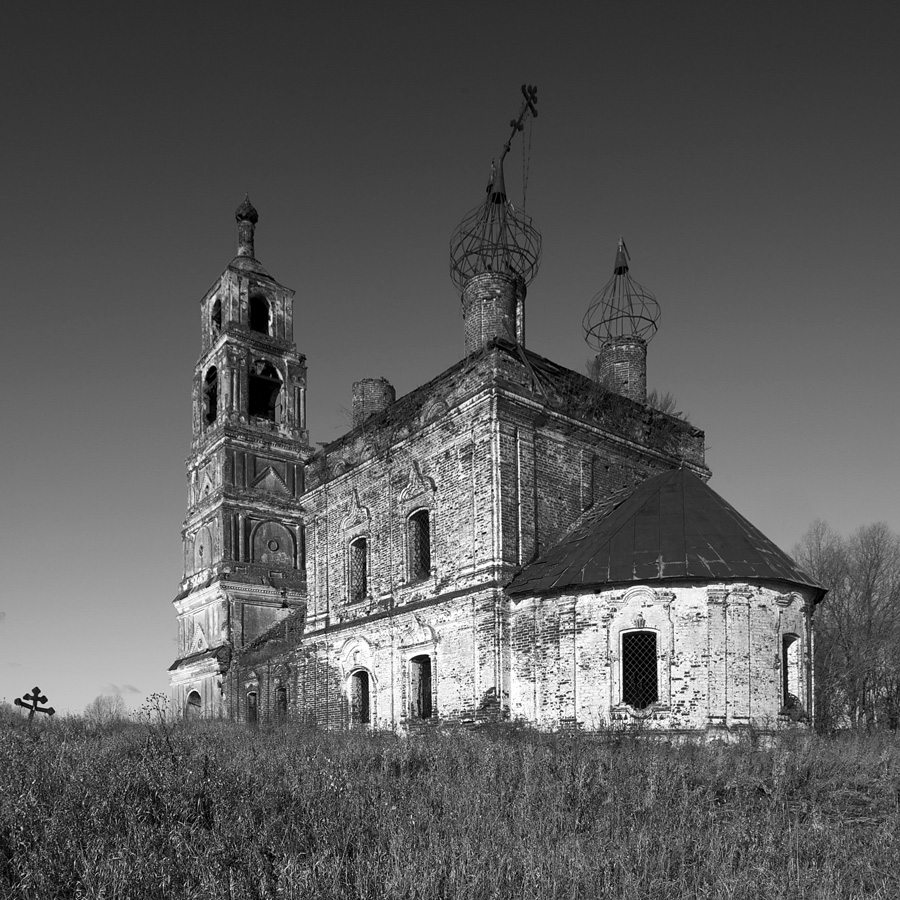 Schiefen Kreuze, Kirche Porusch, aber der Glaube lebendig.