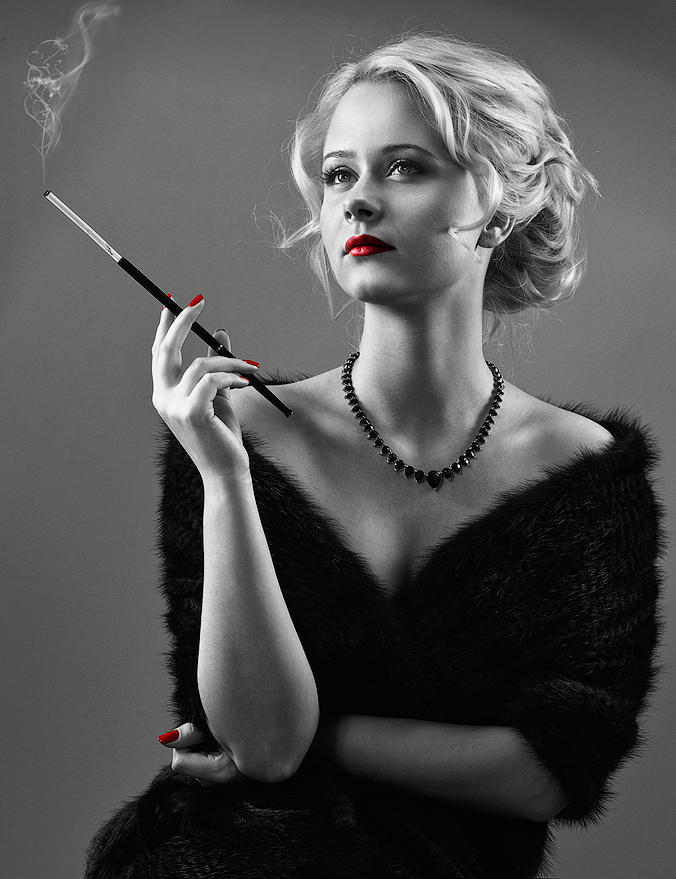 Ein Mädchen mit einer Zigarette