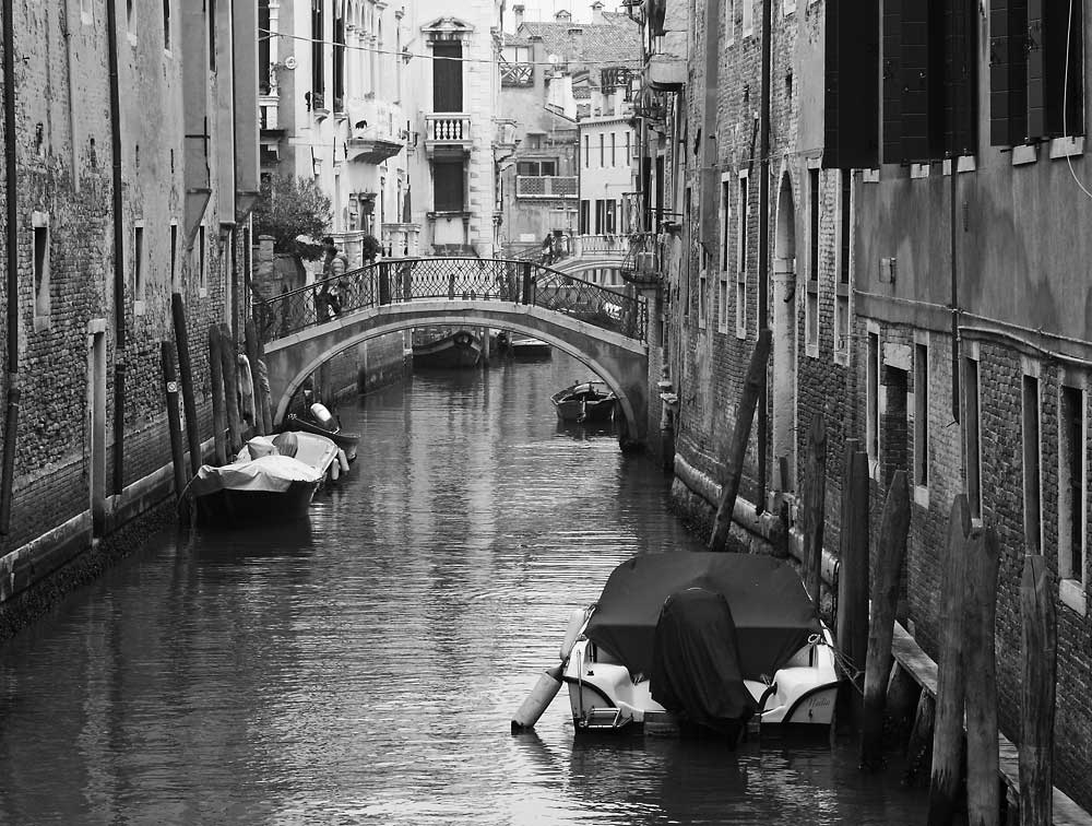 Es riecht nach Kaffee, Garnelen und Abwasser.