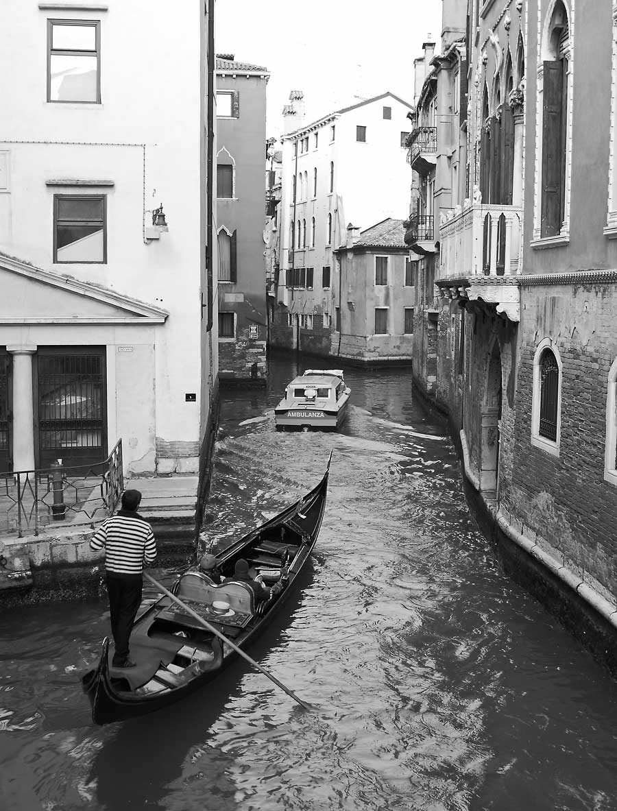 Eine romantische Bootsfahrt und ein Krankenwagen.