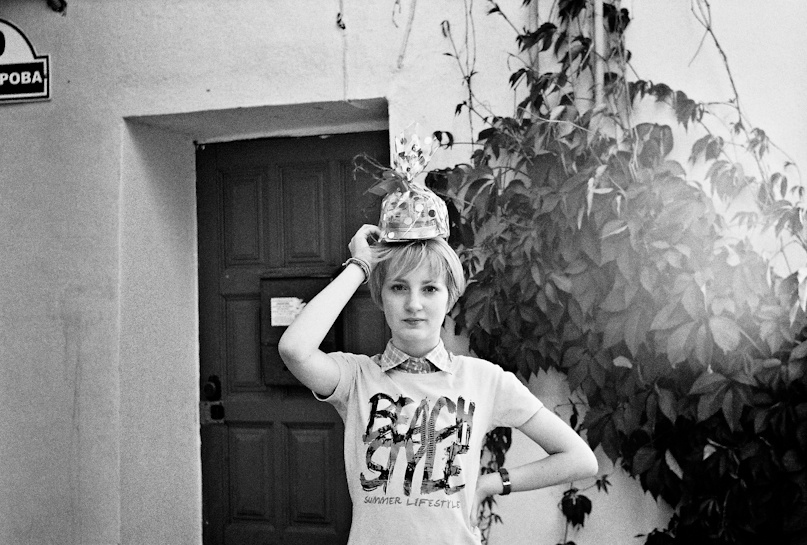 Porträt von Julia mit einem Geschenk