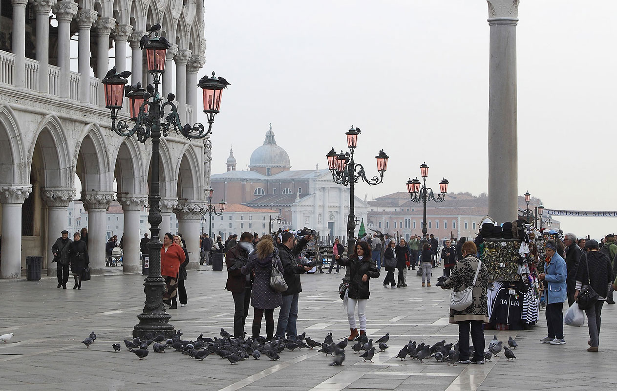 Blick auf die Böschung auf die Piazza San Marco.