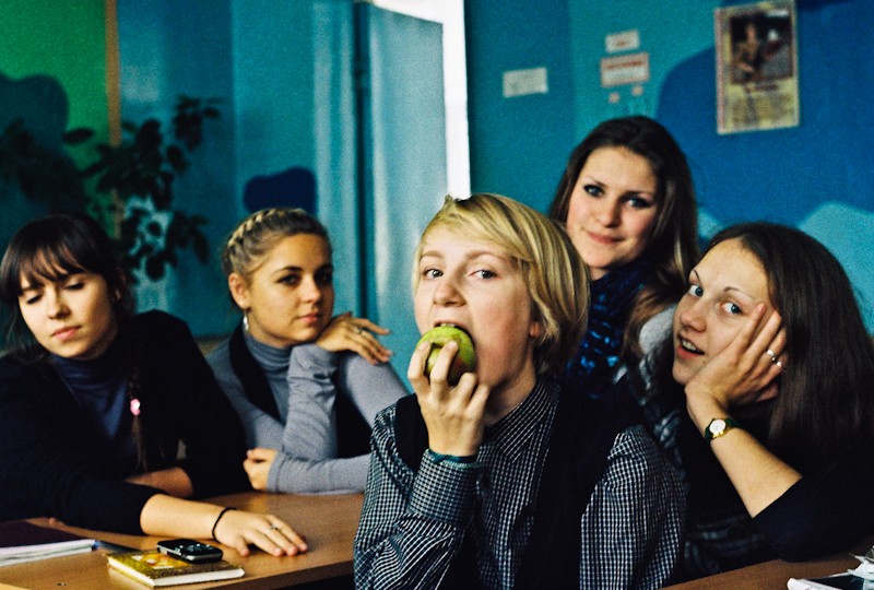 Odnoklassnitsy.Portret mit einem Apfel.