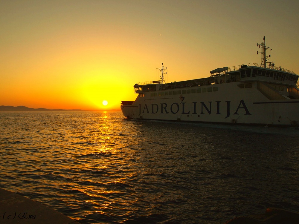 Boote fahren bei Sonnenuntergang.