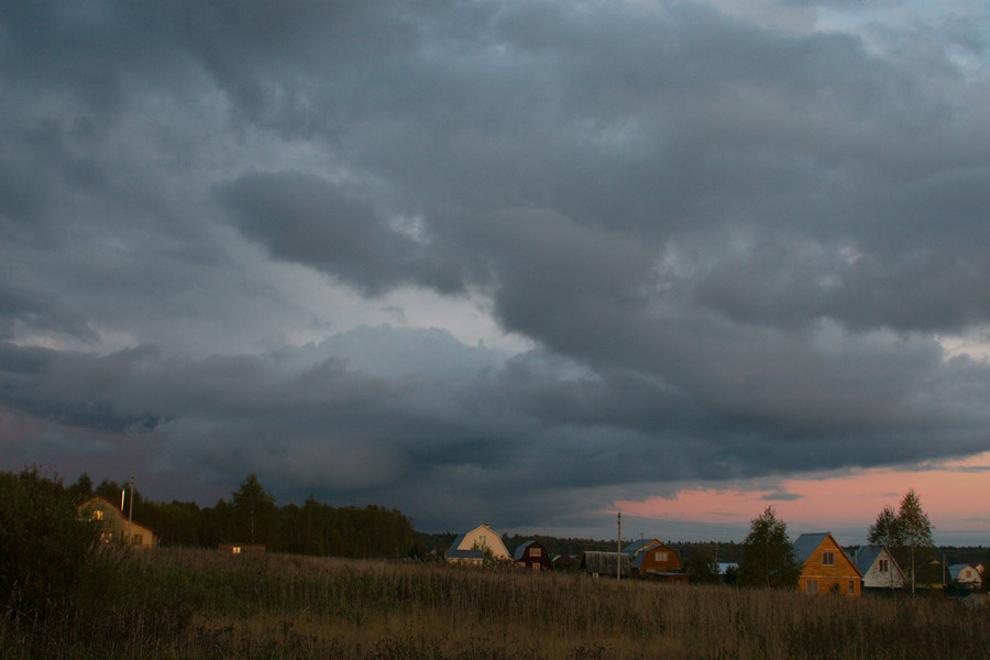 Oberhalb des Dorfes stirnrunzelnd Wolken gehen ...