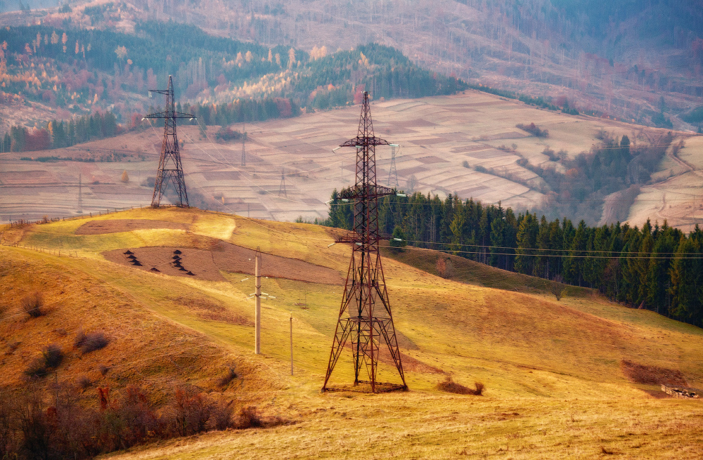 Landschaft mit Stromleitungen ... ...