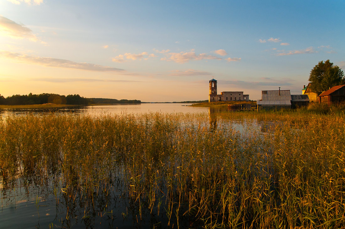 Die alte Kirche bei Sonnenuntergang. Karelischen Skizzen.