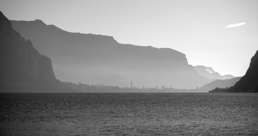 Stadt zwischen Wasser und Bergen Nr. 2