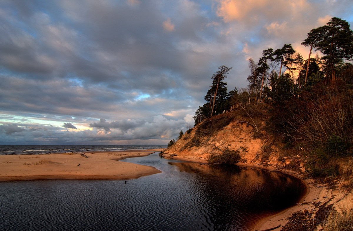 Während das halb geöffnete Fenster