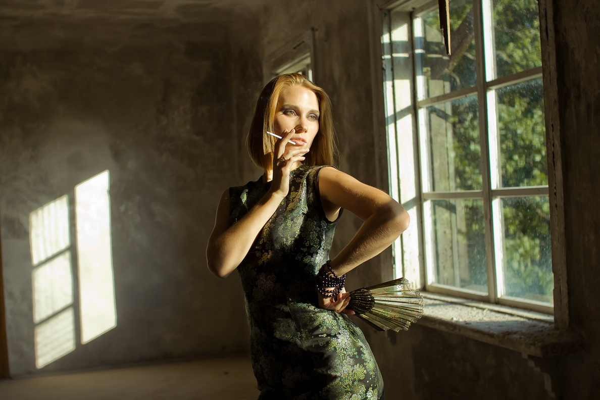 eine Dame mit einer Zigarette