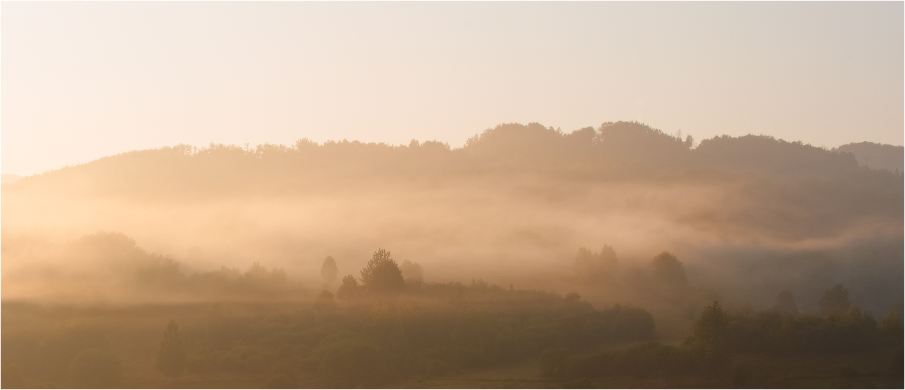 von den hohen Bergen der Nebel senkt sich ...
