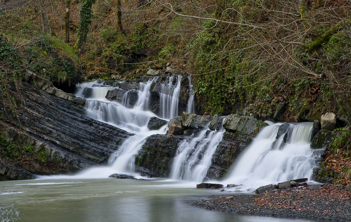 Zmeykovsky Wasserfall im Frühjahr