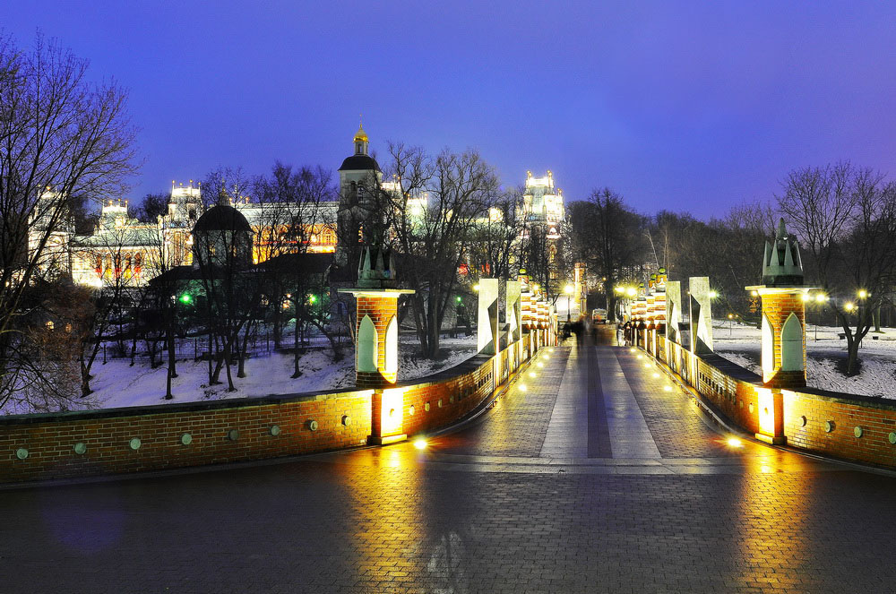 Die Brücke über die Schlucht in den Palast