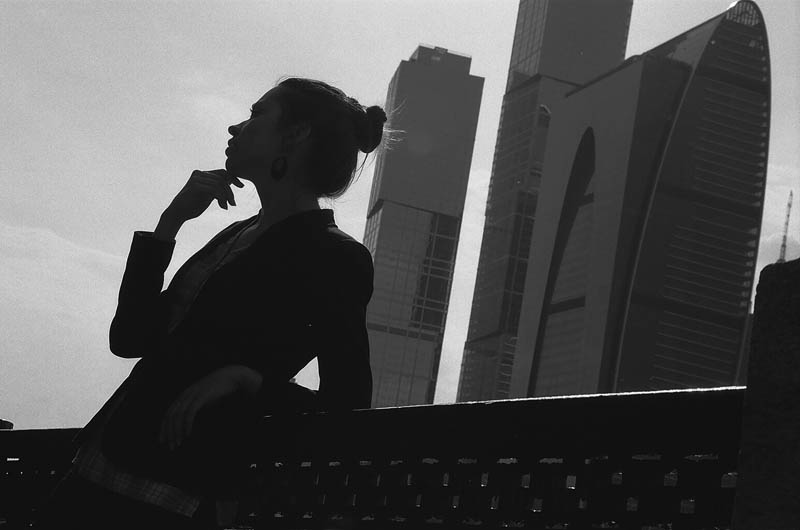 Porträt eines Mädchens in einer großen Stadt