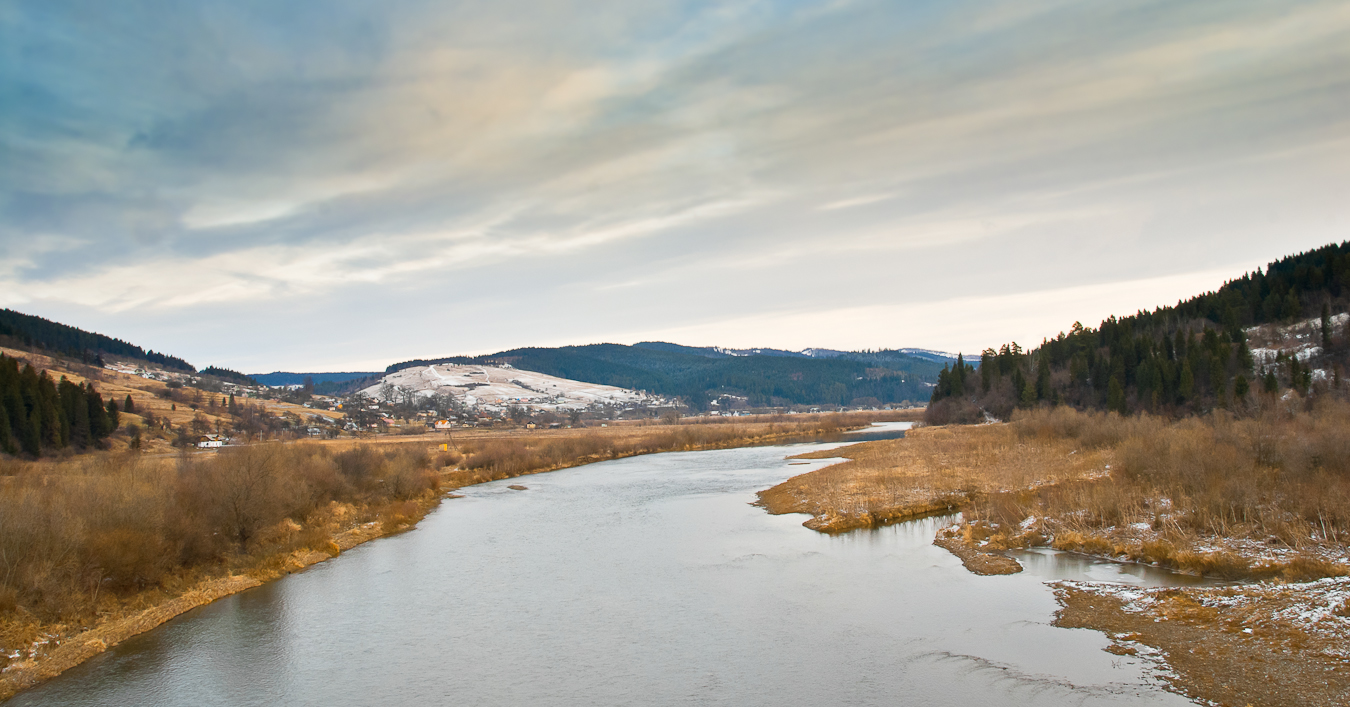 Über den müden Gebirge, Fluss, Himmel und Sonne