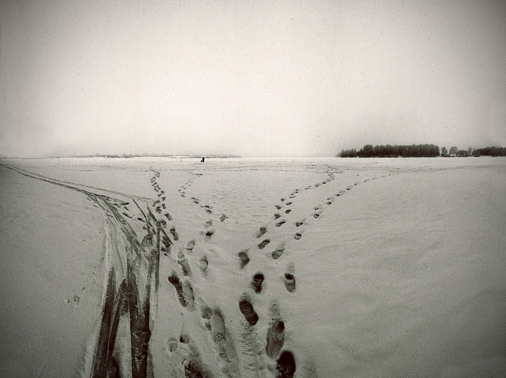 In der Ferne sieht man einen Fischer ...