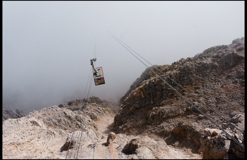 in (n) zu Fuß in (aus) ..