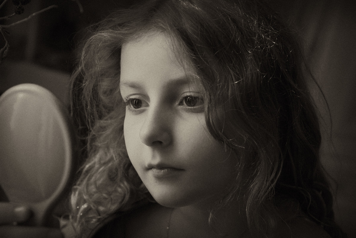 Mädchen in einem Spiegel.