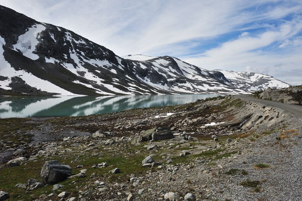 Norwegen. Alte verschneite Straße.