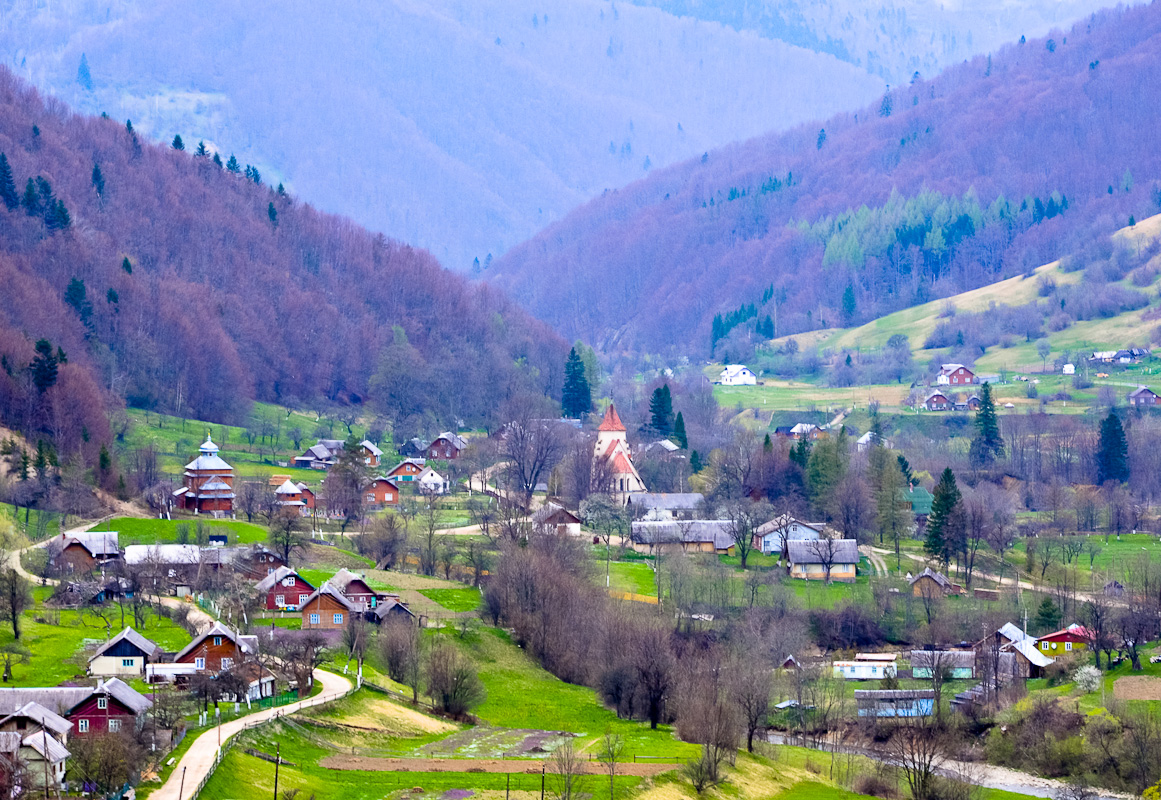 Frühling in der Karpaten-Dorf