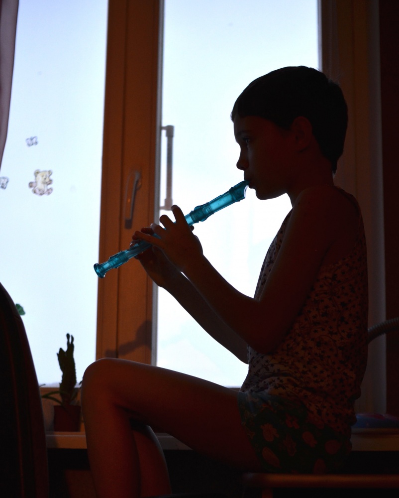 ein Junge und ein Flöte