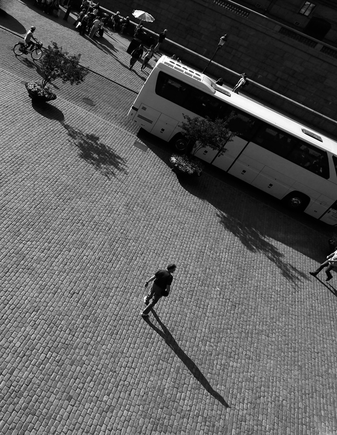 Ein Fenster mit Blick auf die Straße